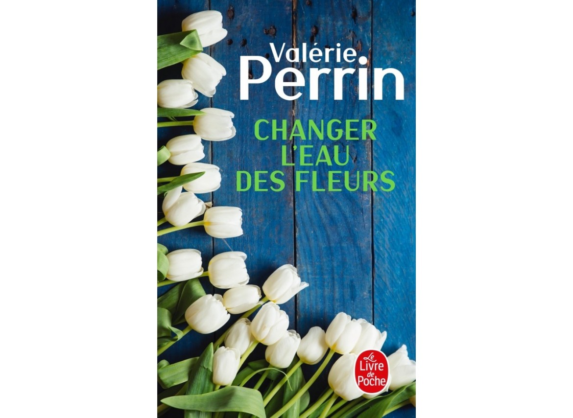 Changer l'eau des fleurs